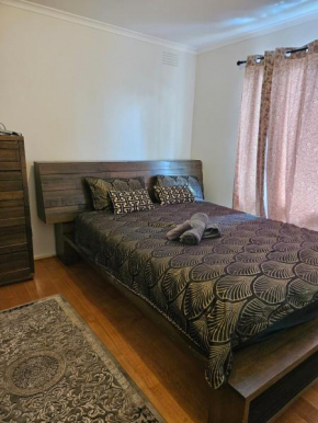 Cozy Escape, Sunbury